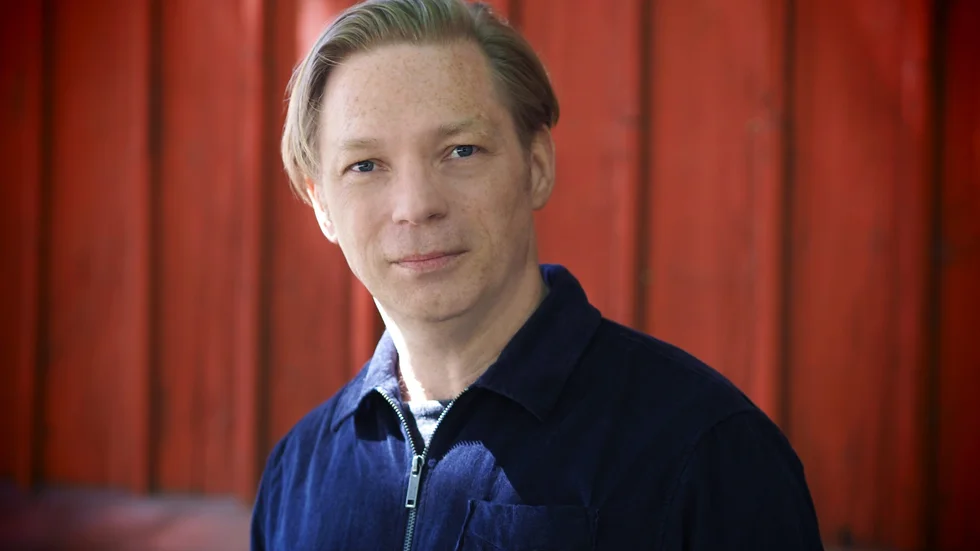 Daniel Gustafsson är författare och översättare och uppvuxen i Enköping. Han debuterade 2019 med romanen "Odenplan" som nominerades till Augustpriset.