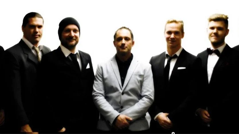Flyttgubbarna på Almroths skapar julstämning. Från vänster: Martin Wallgren, Lars ”Lerta” Palmqvist, Andreas ”Drette” Axelsson, Kenneth Bauer, Henric Hultberg, Adam Pettersson och Jyrki Hentonen.