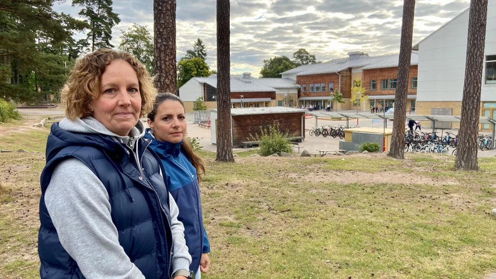 Sara Meyer och Carolina Frisk, mammor till barn på Åbymoskolan, beskriver om en rörig situation på skolgården när många barn lämnas ungefär samtidigt. "Jag känner ett oro för att mitt barn ska glömmas bort", säger Sara Meyer.
