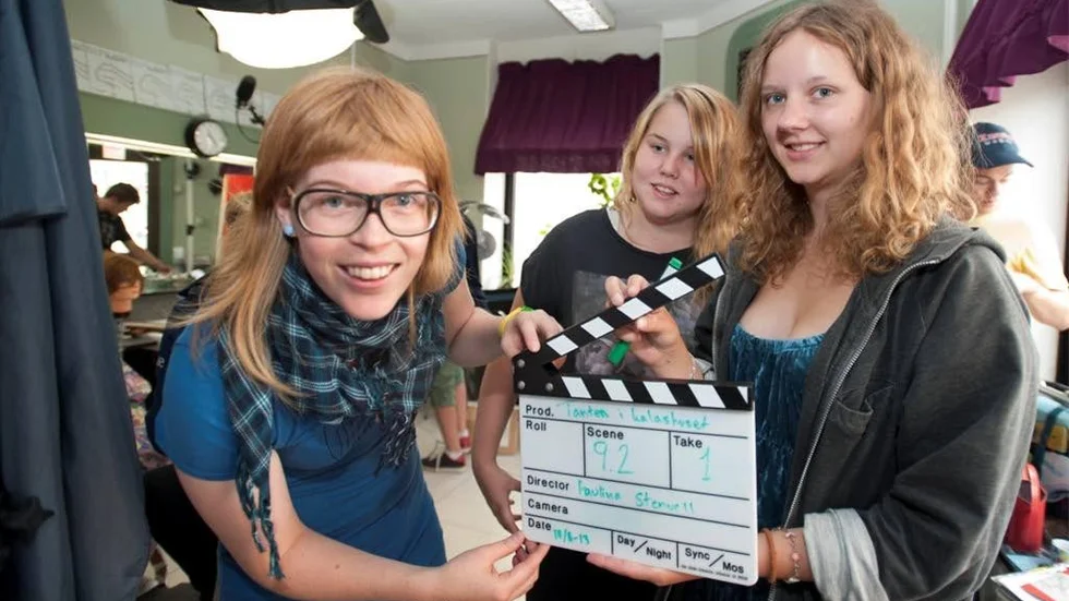 Eastwood Girls är en satsning på unga kvinnliga filmare och några av dem arbetar nu med kortfilmen Tanten i Kalashuset: Thea Dahlquist, Paulina Stenvall och Ditte Roslund.