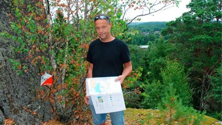 Johan Fridström från Finspångs SOK håller i orienteringsmotionstävlingen Naturpasset som hela sommaren in i september går att delta i.