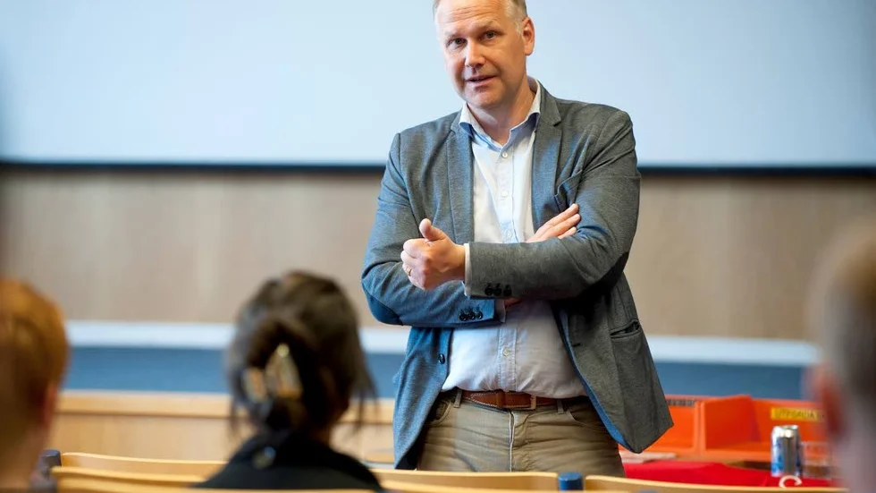 Unik chans. Jonas Sjöstedt sa till eleverna att de nu har en möjlighet som de bara får en gång i livet, nämligen att besegra Reinfeldt två gånger samma år.