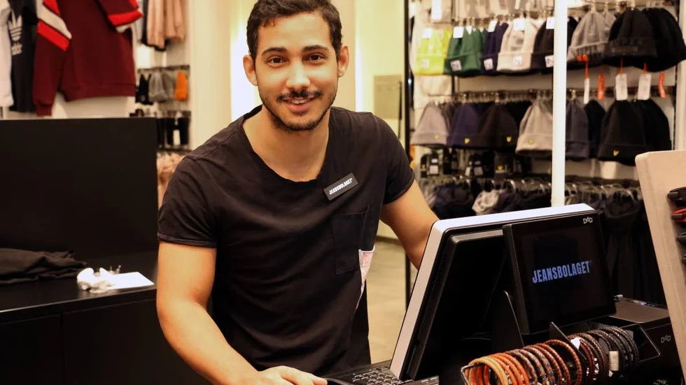 Diogo Mangs har varit i klädbranschen i tre år. Han är butikschef i den nyöpppnade butiken Jeansbolaget i Piteå.