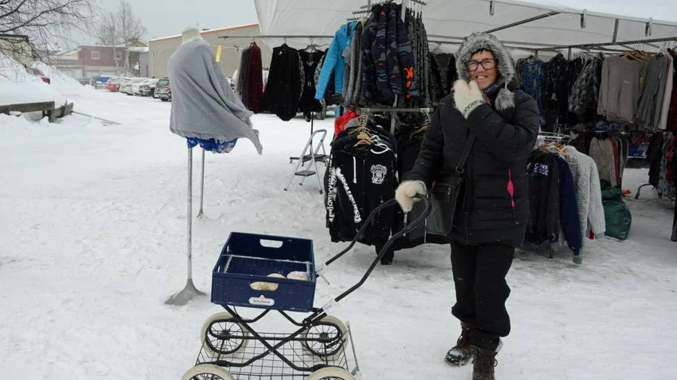 Eva Karlberg, marknadsgeneral, har varit ute på en ”knallerunda” där hon bjudit alla knallar på kaffe och macka. Hon tycker inte om vädret men menar att det går bra ändå eftersom vi är härdade.