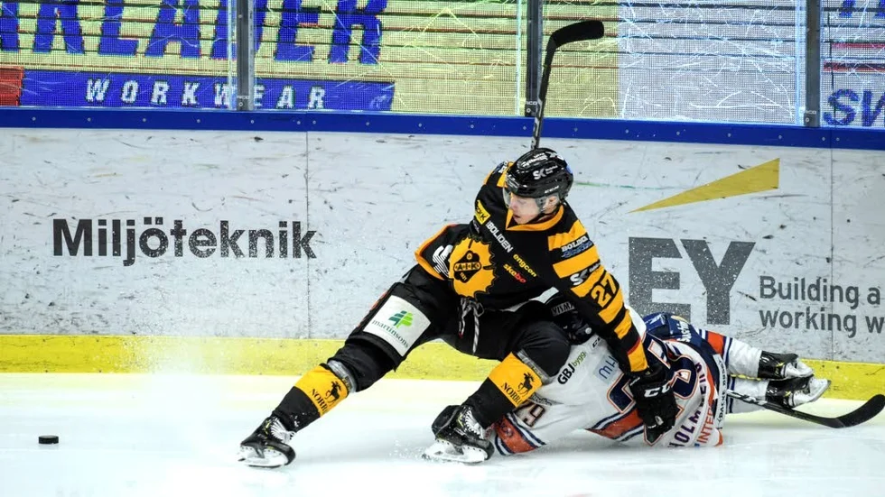 Skellefteås Robin Alvarez trycker ner Växjös Pontus Holmberg.