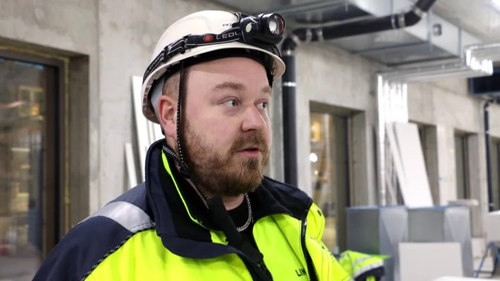 Patrik Andersson, platschef Lindbäcks Bygg, räknar med att allt ska vara klart till den 24 maj. "Nu håller vi på med elragning, ventilation och VA" säger han.