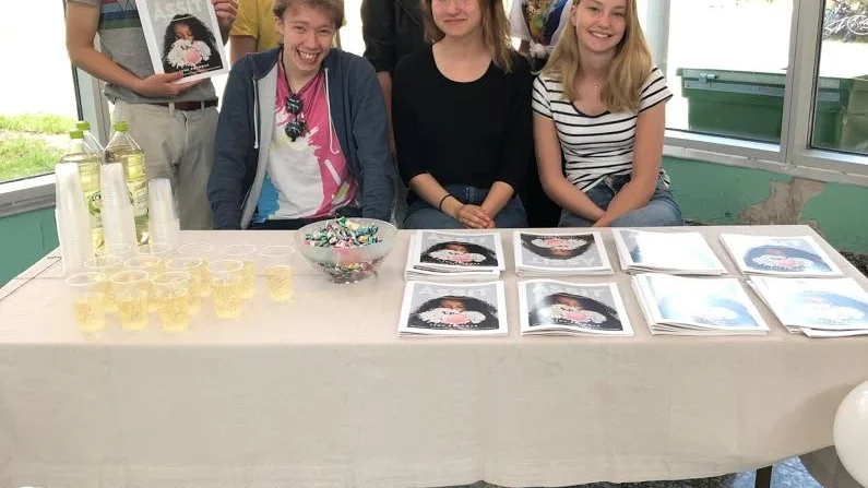 Åssits tidningsredaktion har jobbat hårt för att få ihop upplagan. Från vänster: Wilmer Martinez, Henny Lindberg, Emma Markström, Isa Stoltz, Axel Öhman, Sanna Bengtsson och Ebba Vikström.
