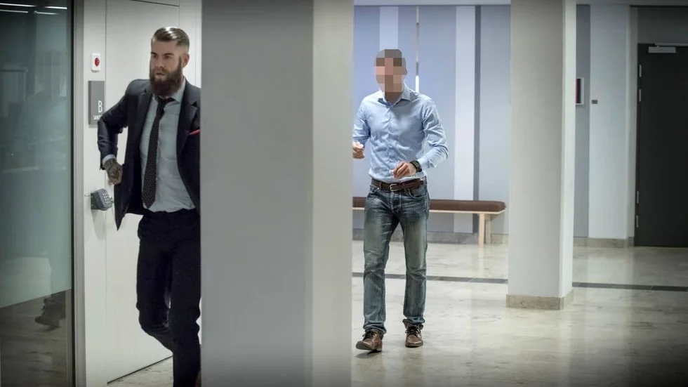 Advokaten Magnus Söderlind anser att åklagaren inte har lyckats styrka att den åtalades historia är påhittad. Han anser vidare att polisutredningen är bristfällig och det heller inte är klarlagt att svärmodern och den nära anhöriga är oskyldiga till att ha lejt torpeder. Därför yrkar han för en friande dom.