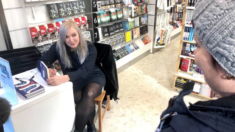 Lova Lakso besöker Piteå just nu. På måndagen signerade hon böcker på Akademibokhandeln och på kvällen väntade ett framträdande på Ordmån.
