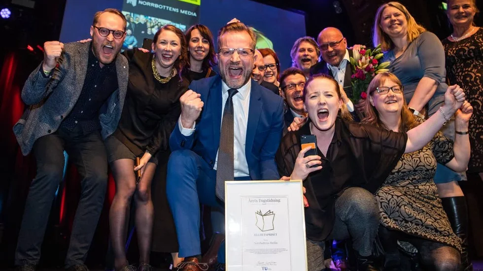 Mats Ehnbom jublar med kollegorna på Norrbottens Media efter att ha vunnit Helhetspriset under Årets Dagstidning den 11 april 2019 i Stockholm.