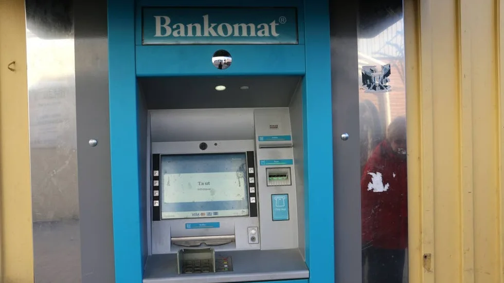 Det händer att tekniska fel inträffar vid bankomaterna och kortet slukas av maskinen.