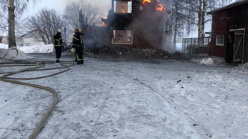 När räddningstjänsten kom till platsen fanns husets ena gavel kvar.