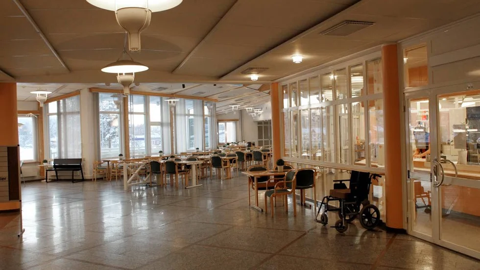 Här i restaurangen äter ett antal av de som bor på Fluxen, gärna om de har gäster som då också kan beställa mat. Den möjligheten kan försvinna.