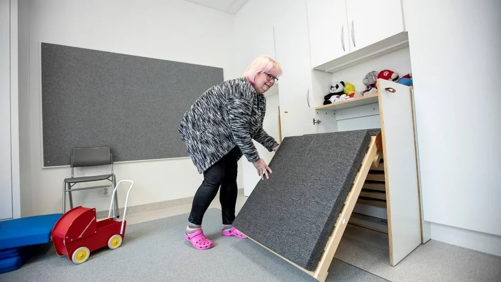 Nattis har fått ny modern utrustning. Barnskötaren Carita Engelbrektson viker ut sängen från väggen.