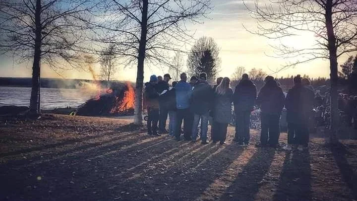 Valborgsmässoafton i byn lockade cirka 200 människor till majbrasan, som tonårsgruppen samlat ihop grunden till.
