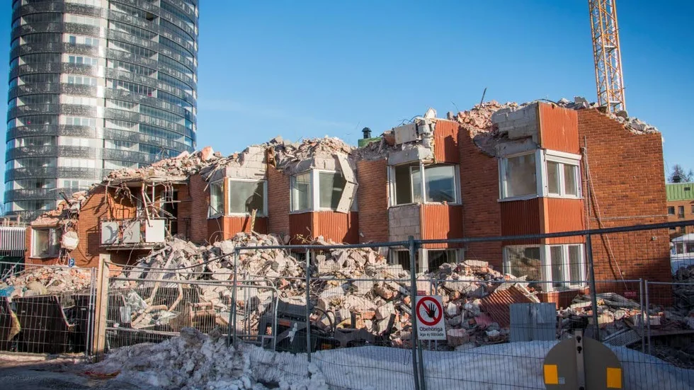 Rivningen föregicks av en inventering där allt miljöfarligt avfall så som kemikalier och asbest sanerades.