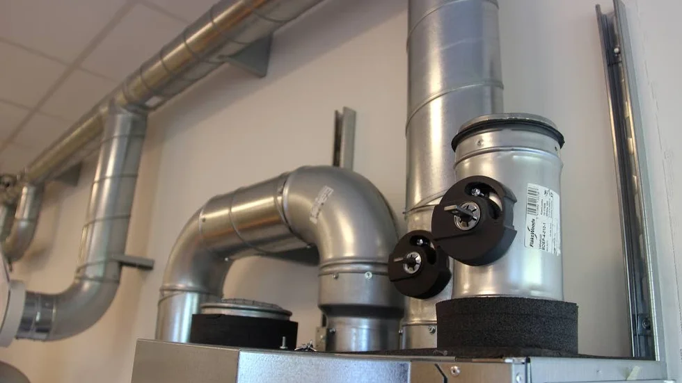 Konsumentrådgivaren varnar för företag som ringer runt till villaägare i Piteå och försöker sälja på dem ventilationskontroller och rengöring av luftkanaler och fläktar. (Arkivbild)
