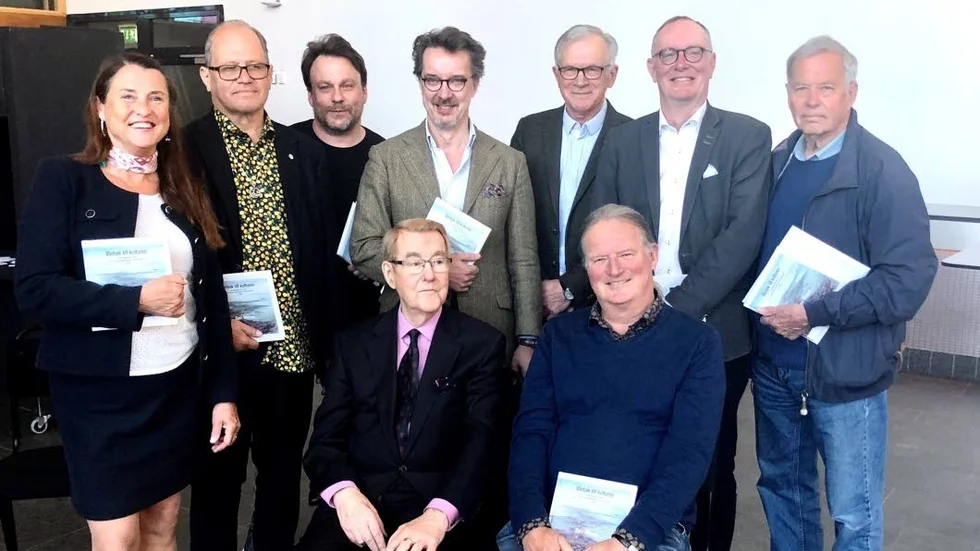 Några av de närvarande vid torsdagens boksläpp. Från vänster: Cecilia Björklund Dahlgren, före detta prefekt Christer Wiklund, konserthuschef Roger Norén, Petter Sundkvist, förläggaren Karl Petersen, Erik Westberg och omslagskonstnären Sture Berglund. Sittande längst fram: Författaren Sam Nilsson och Jan Sandström