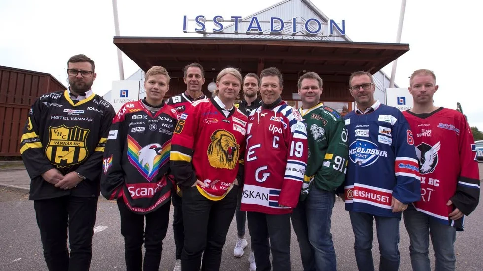 SNART NEDSLÄPP. Tränarträff inför helgens premiär i norra hockyeyettan. Från vänster: Mattias Lund (Vännäs), Robert Lahti (Kiruna), Anders Johansson (Piteå), Jens Brändström (Lejon), Olof Lundqvist (spelare Asplöven), Håkan Wirtala (Teg), Kjell-Åke Andersson (Östersund), Tomas Grundström (Övik), Niklas Dahl (Kalix). Saknas på bilden: Robert Nordberg (Boden), någon representant för Sollefteå dök aldrig upp.