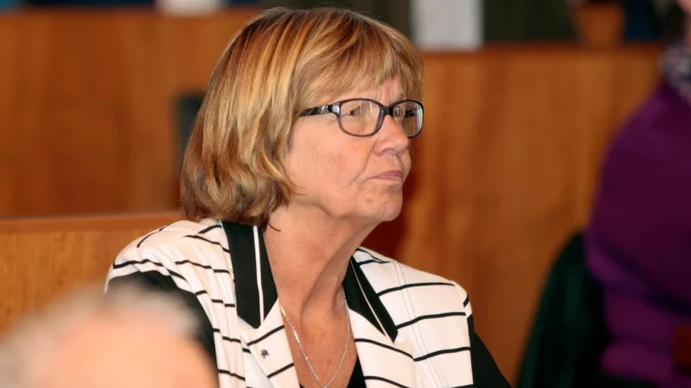 Folkpartiets Inger Lundberg tycker att det är dags att sluta spara med osthyveln på alla utsatta verksamheter och föreslår att man även granskar kommunhuset.