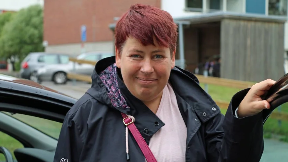 Gläjdetur. En rolig biltur blev det för Ulrica Hortlund på tisdagen. Hon får ha kvar sina personliga assistenter och bo kvar i Öjebyn i väntan på det slutgiltiga beslutet.