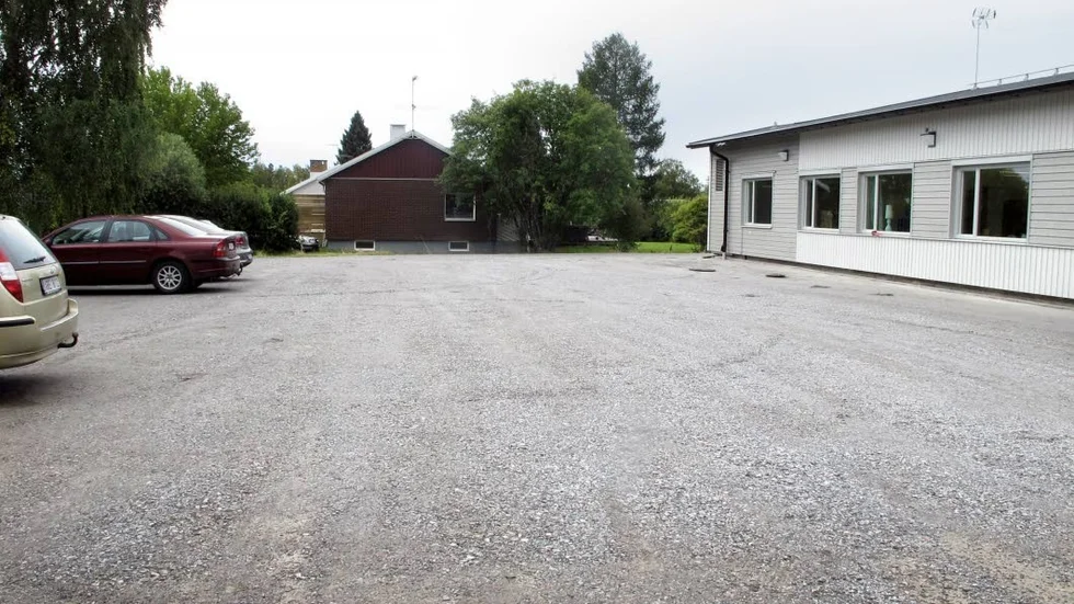 Svängrum. Den rymliga parkeringsplatsen gör det lätt för besökarna att parkera vid föreningeshuset.