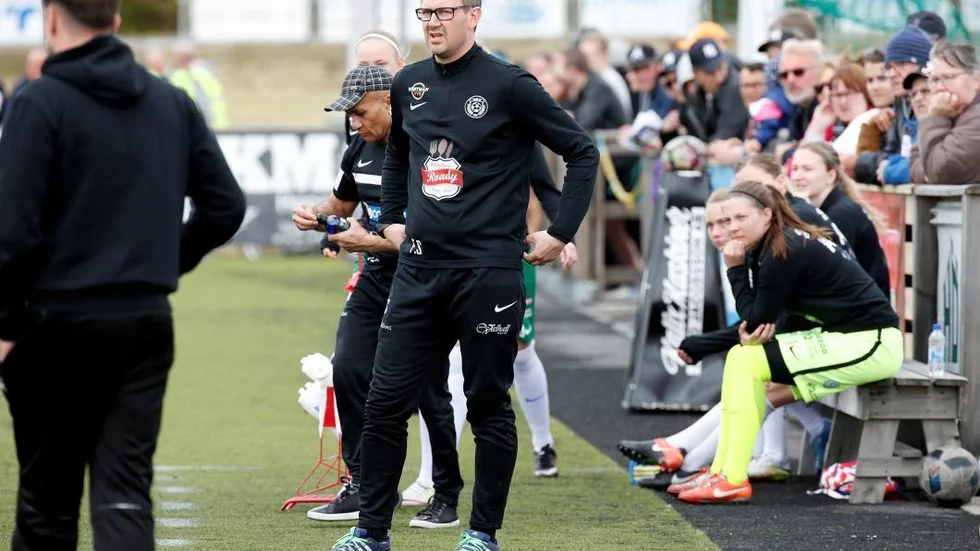TILL PIF. Assis succétränare Fredrik Söderholm ersätter Stellan Carlssons då han är borta.