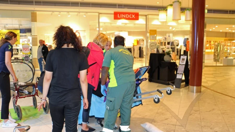 Olycka. En äldre dam föll med sin rullatorn i Gallerian på måndagen.