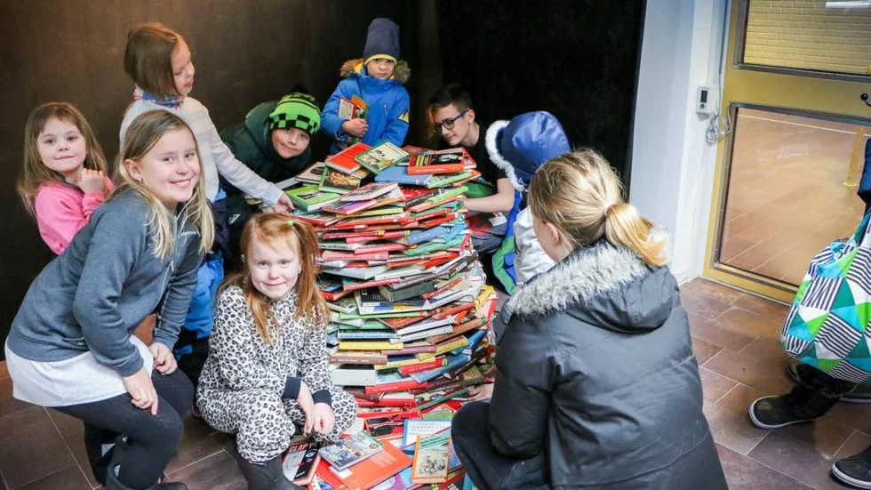 Systrarna Ella och Maja Pettersson (till vänster i bild) hittade en hel hög med böcker när de var med och plundrade bokgranen på Piteå stadsbibliotek.