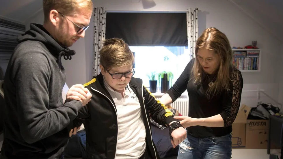 Gåträning. Än så länge behöver Elvis Dahlberg hjälp med att hålla balansen när han gåtränar. Här är det assistenten Christoffer Degerman och mamma Marianne Metsävainio som stöttar.
