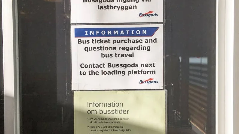 BILJETT. Luckan inne på busstationen är igenombommad. För att köpa biljetter måste man gå in på bussgods.