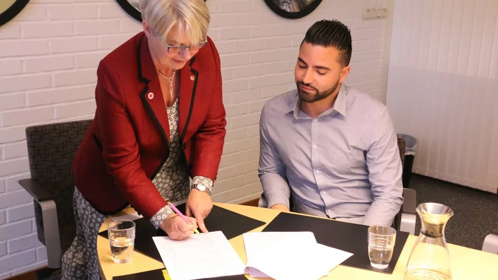 Kontrakt. Helena Öhlund och Gabriel Parada satte båda sina signaturer på kontraktet och därmed är det officiellt att en datahall ska öppna i Älvsbyn.