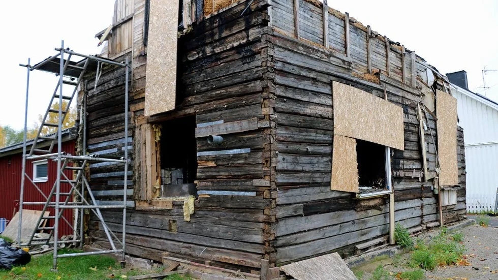 Rivning. En byggställning vid det eldhärjade huset på Strömbsborg vittnar om att fastighetsägaren påbörjat rivningen av huset. Den skulle varit klar den första oktober.