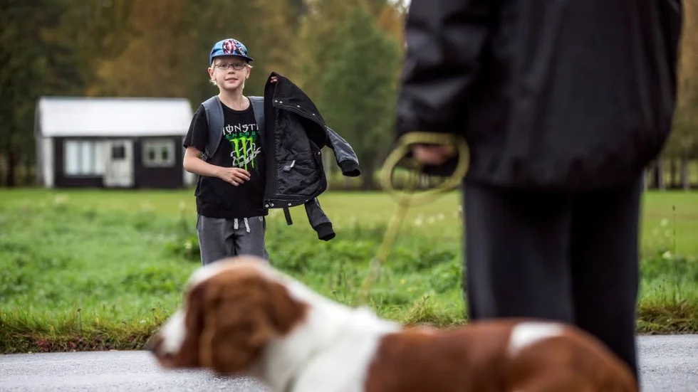 Ser sig om. Albin Lönnberg ser sig noga för innan han går över vägen för att möta mamma Jennie.