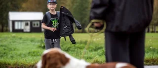 Albins väg till bussen kantas av tung trafik