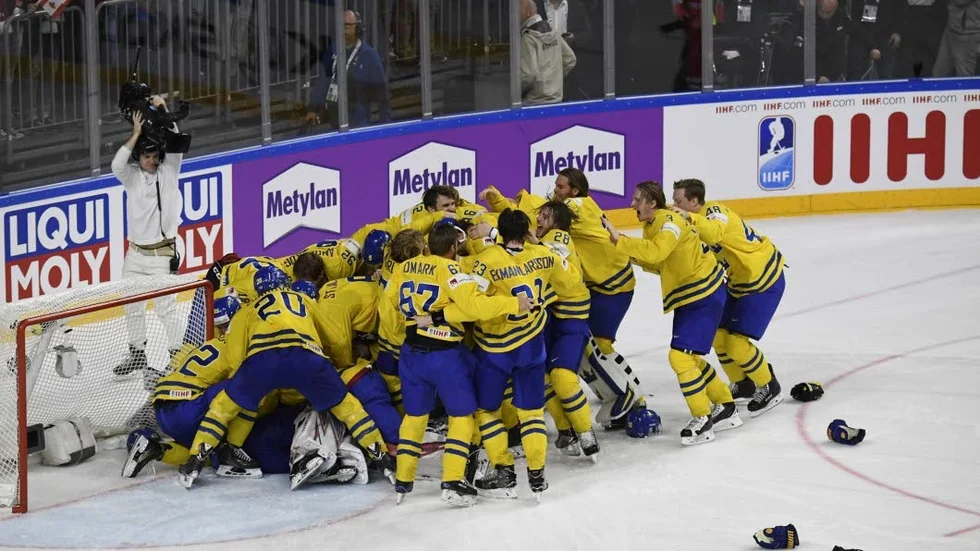 JUBEL. Det blev en TV-puckshög efter att Tre Kronor säkrat VM-guldet efter straffläggning mot Kanada. Arkivbild.