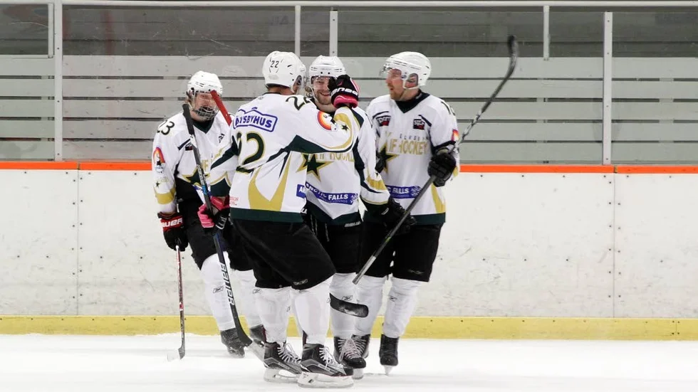 FIRA. Älvsbyn firar Nils Näslunds 2-2-mål.