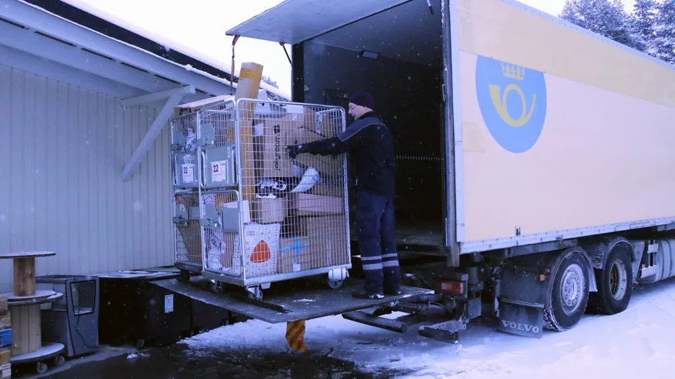 Leverans. Här kommer paket. Även Postnords personal hade mycket att göra under fredagen.