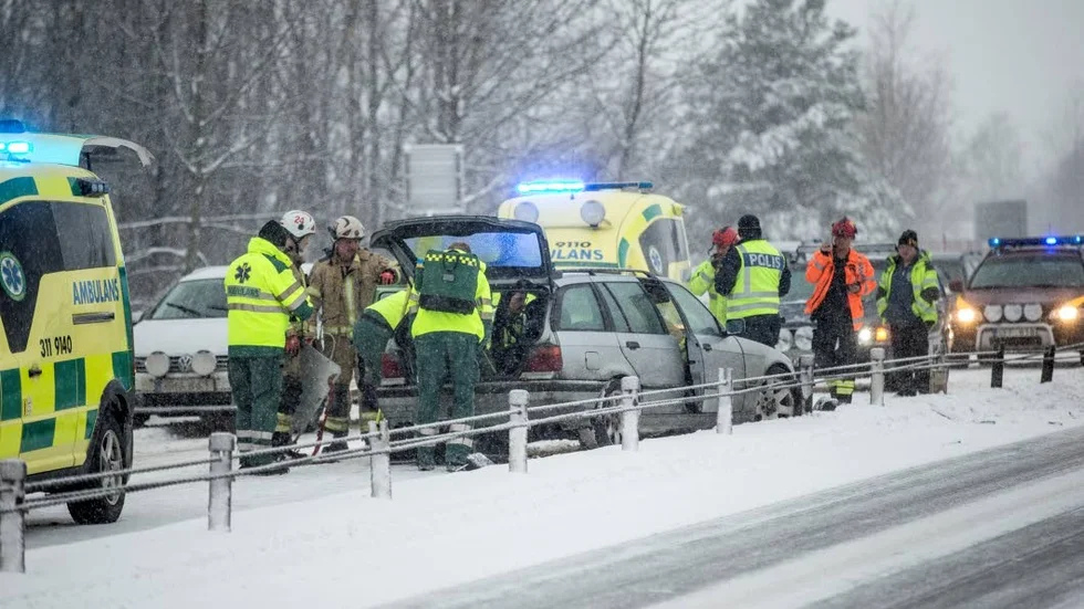 PÅDRAG. Trafikolyckan orsakade ett omfattande räddningspådrag med ambulans, räddningstjänst och polis.