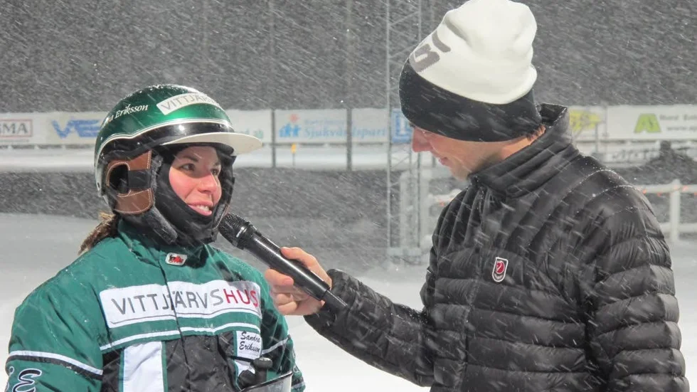 RAMADE IN. Lärlingen Sandra Eriksson intervjuas av David Zimmer. Hon ramade in tävlingarna med seger för French Target och Baech Fighter. (arkivbild)