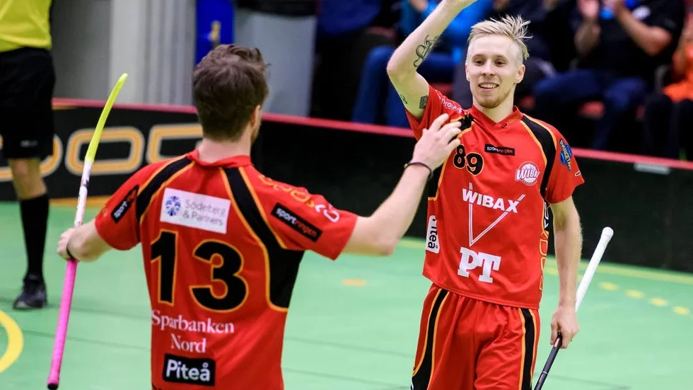 HJÄLTAR. Elias Nyström (13) asssisterade till två mål av Joel Grape Tjernströms tre mål i 4–3-matchen mot Hudik. (arkivbild)