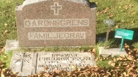 Olof Antonius Rönngren, 1858-1928. I samma grav finns ytterligare fem personer gravsatta.