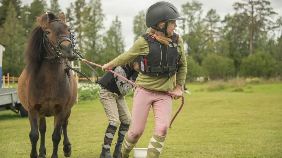 Full fart. Tyra Nilsson leder Pärlan så gott det går när det är avslutning med gymkhana, stafett till häst.