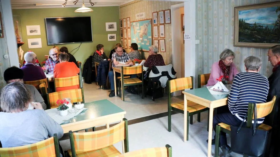 Fullsatt. Det var fullsatt i den lilla serveringsalen på Solandergården.