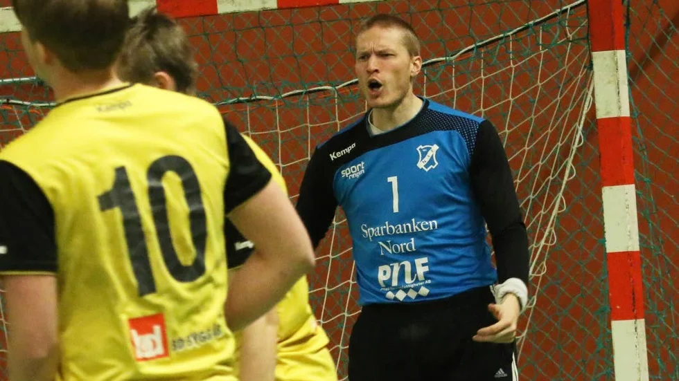 VAKTADE KASSEN. Richard Nordlund gjorde ett inhopp som målvakt och var bäst på planen.
