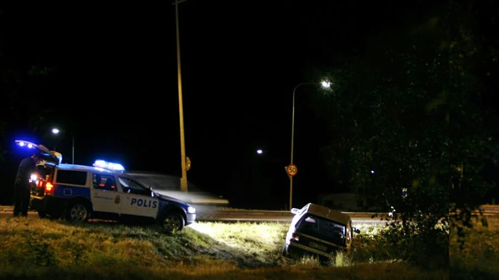 Biljakt. Mannens framfart i bil har flera gånger stoppats av polis, både med spikmatta och genom prejning. Han har också kört av väg med stulna bilar. (Arkivbild)