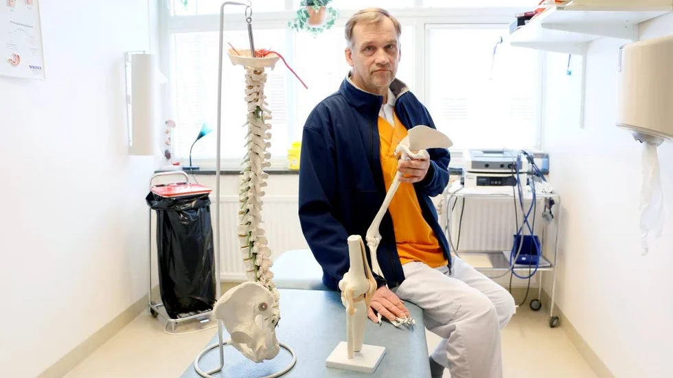 Remisser. Tomas Johansson, fysioterapeut, på Hällans hälsocentral kan numera skriva egna remisser till röntgen för sina patienter.