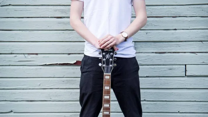 Elias Hellgren såg John Mayer live och blev inspirerad till att spela hans låtar själv. Ikväll på Storstrand lirar han tillsammans med sina kompisar.