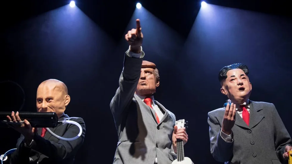 "Vi är underdogs". Till citat från världens mäktigaste leenden spelades det på melodica, ukulele och triangel, eller "instrumenten ingen ville ha på musiklektionen i lågstadiet".