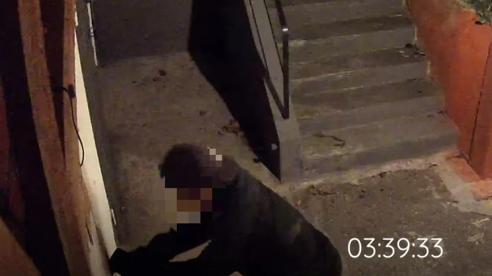 Bild från Lena Johanssons övervakningskameran, då en person försökte ta sig in i familjens villa i Borensberg under natten till torsdagen. 